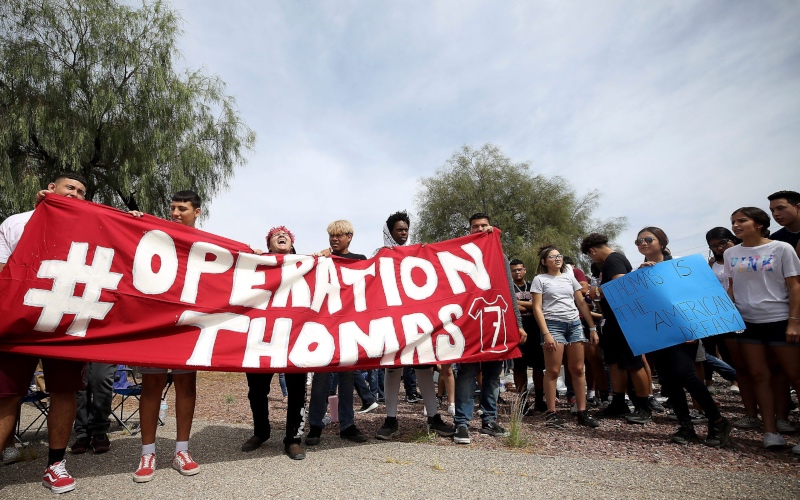 Estudiantes de Arizona marchan para protestar por la posible deportación de su compañero