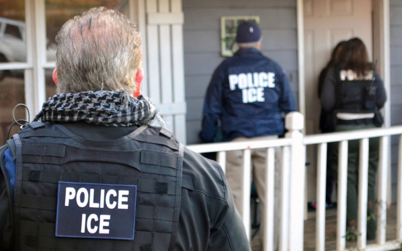ICE anuncia programa para permitir a las autoridades locales hacer arrestos de inmigración