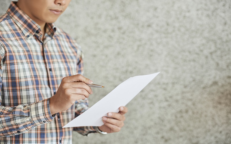 Inmigrante revisando papeles de visa de trabajo